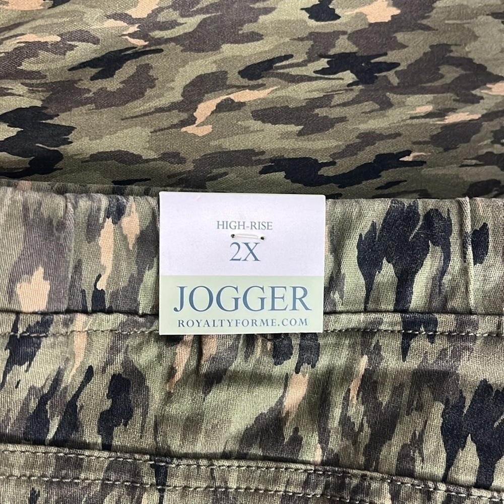 ⭐️ NWT Royalty For Me Camouflage Cropped Jogger pants- size 2X - Picture 3 of 10